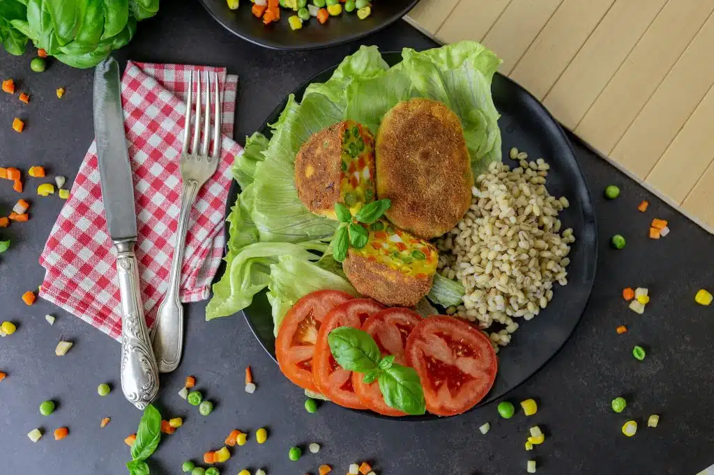 Was ist Vegetarismus? Ein Teller mit Tomaten, Hülsenfrüchte und ein Gemüsetaller und der Salat darf auch nicht Fehlen. Guten Apatit -dein Nimangu Team